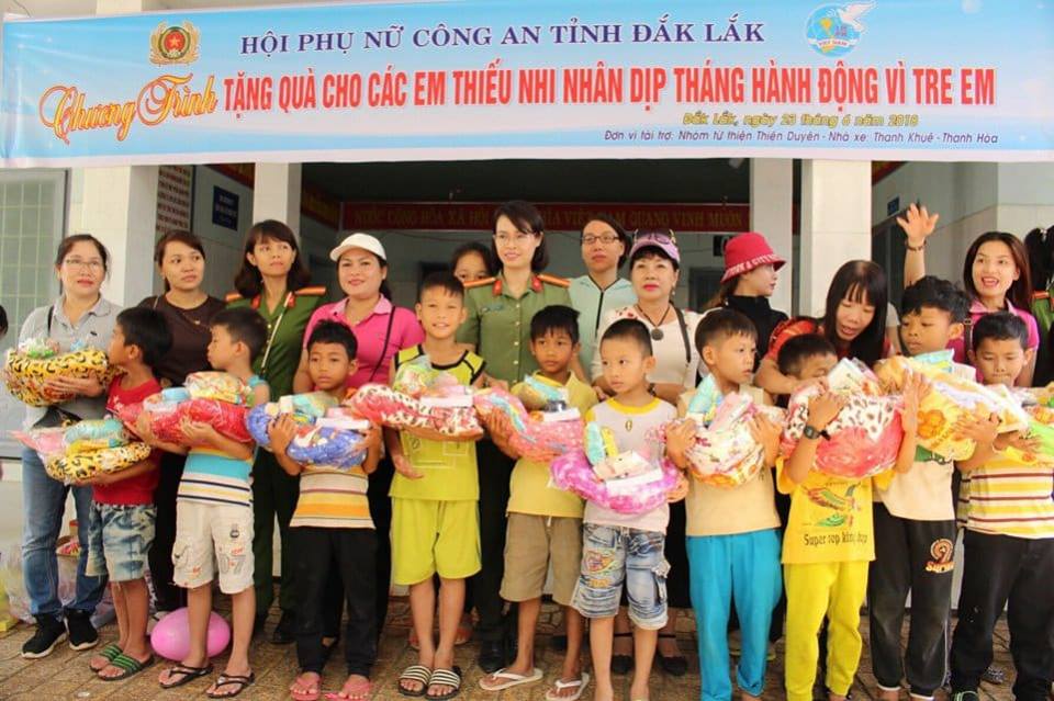Hội Phụ nữ Công an tỉnh tặng quà trẻ mồ côi, khuyết tật