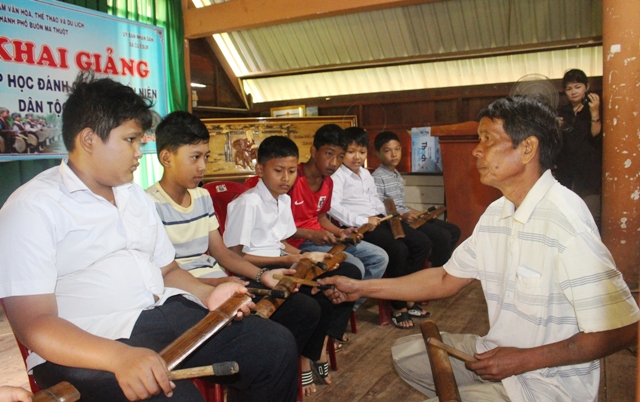 Khai giảng lớp truyền dạy chiêng tre tại xã Cư Êbur