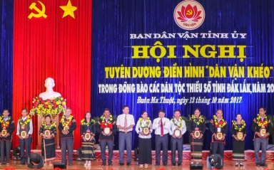 Khen thưởng cho các tập thể, cá nhân điển hình “Dân vận khéo”