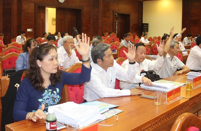 Working session on the morning of July 5th: Cast votes for additional members of the provincial People's Committee and discussion gathered in the hall