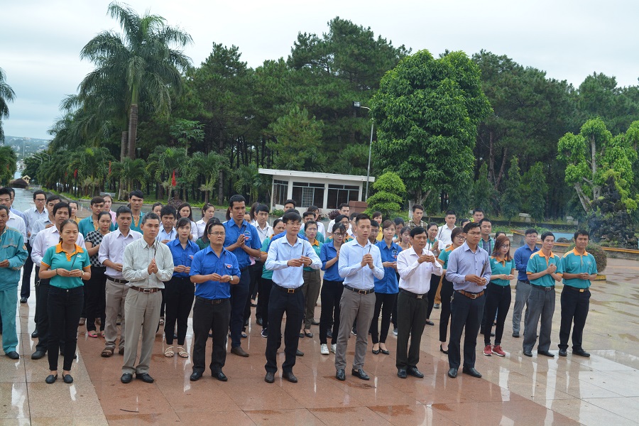 Viettel Đắk Lắk viếng, dâng hương, chăm sóc Nghĩa trang Liệt sỹ tỉnh.