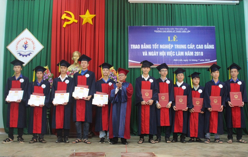 Trao bằng tốt nghiệp và tổ chức Ngày hội việc làm năm 2018 cho học sinh, sinh viên