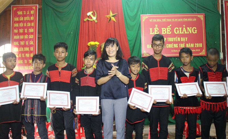 Bế giảng Lớp truyền dạy đánh cồng chiêng trẻ năm 2018