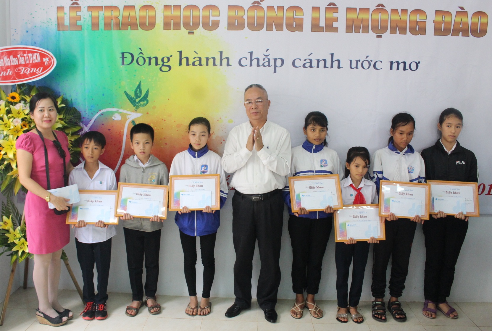 Trao tặng 67 suất học bổng cho học sinh có hoàn cảnh khó khăn