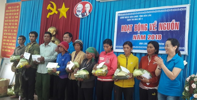 Cụm thi đua số 4- Công đoàn viên chức tỉnh trao gia đình chính sách có hoàn cảnh khó khăn và hộ nghèo thuộc xã Đắk Phơi – huyện Lắk 100 xuất quà