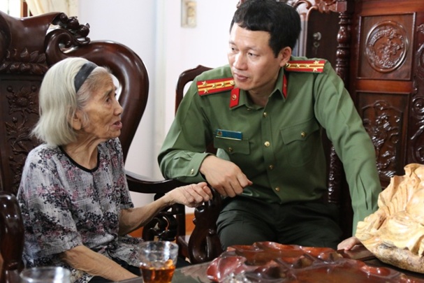 Công an tỉnh thăm, tặng quà các Mẹ Việt Nam Anh hùng và gia đình chính sách