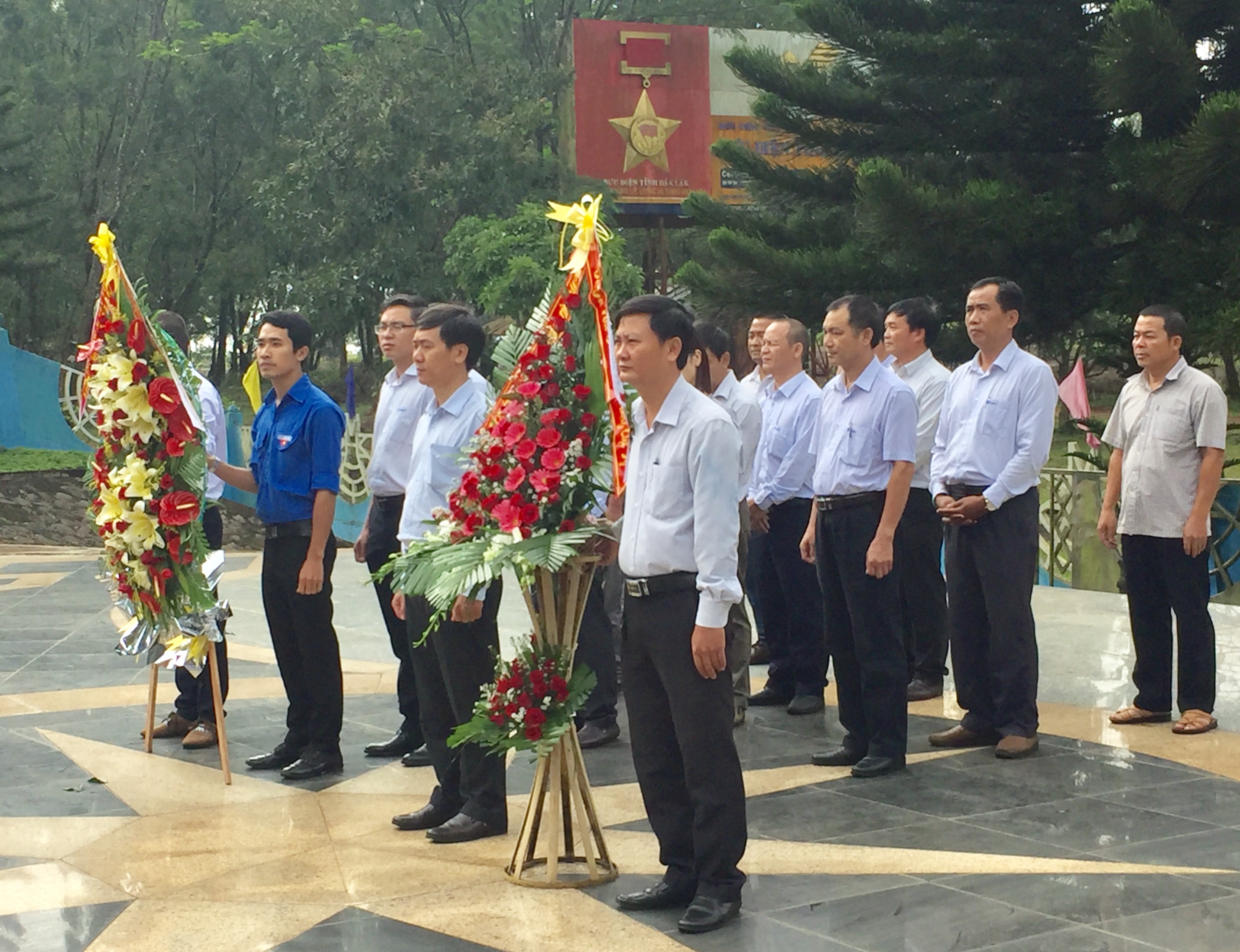 Viếng các anh hùng liệt sĩ tại Đài tưởng niệm Liệt sĩ Giao bưu – Thông tin liên lạc Tây Nguyên