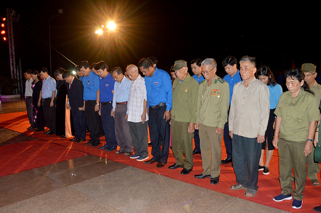 Hơn 2.000 đoàn viên, thanh niên tỉnh Đắk Lắk thắp nến tri ân các Anh hùng Liệt sỹ