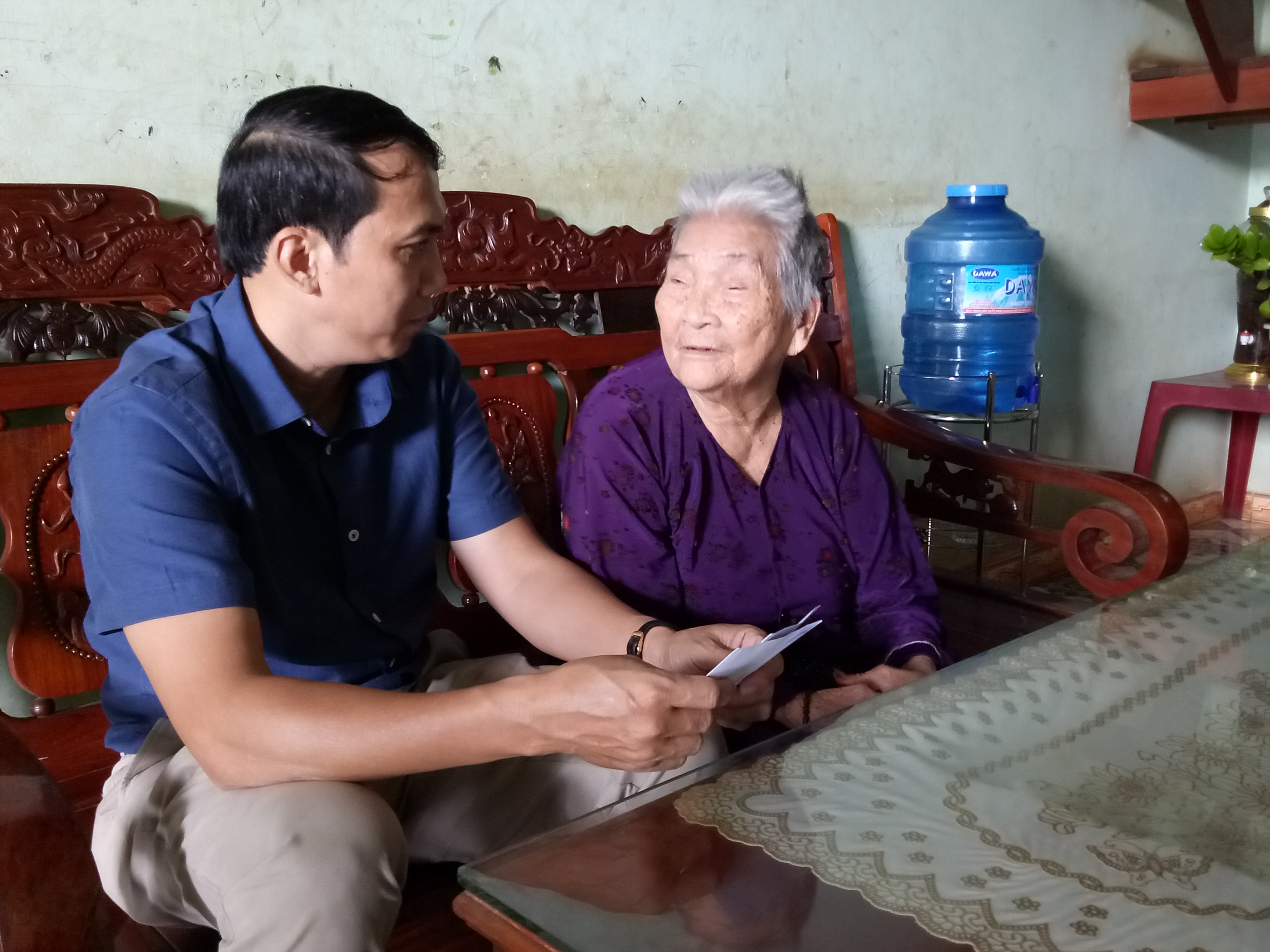 Đồng chí Nguyễn Đình Viên – Bí thư Huyện ủy Cư M'gar thăm tặng quà cho các gia đình chính sách ở thị trấn Quảng Phú