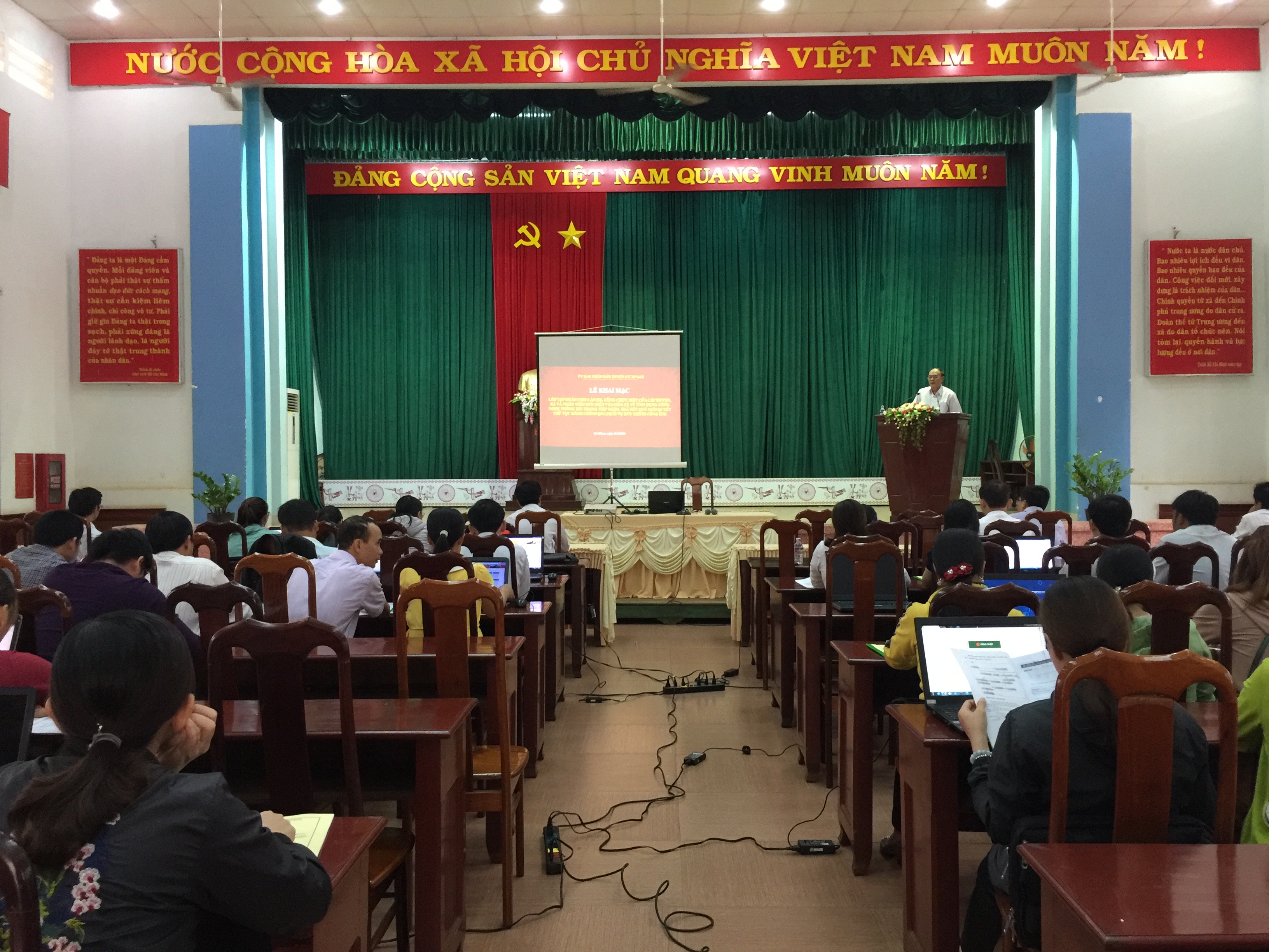 Tập huấn ứng dụng CNTT trong tiếp nhận, trả kết quả giải quyết thủ tục hành chính qua dịch vụ bưu chính công ích