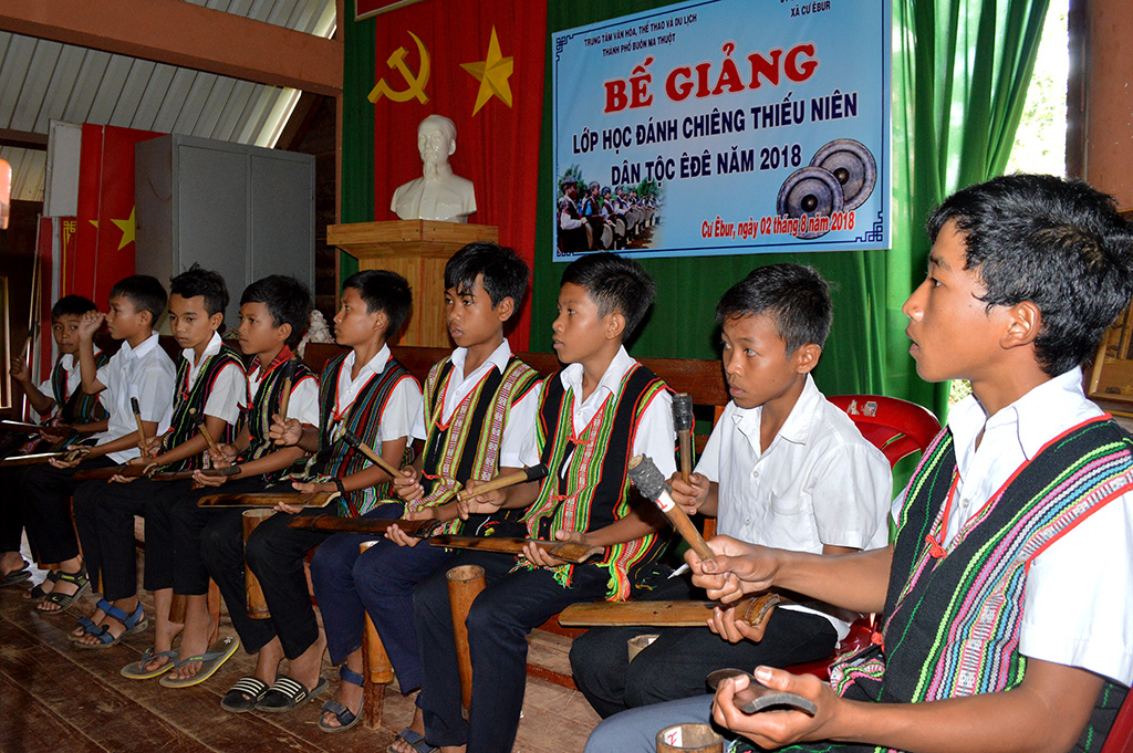 Bế giảng lớp truyền dạy cồng chiêng trẻ tại xã Cư Êbur
