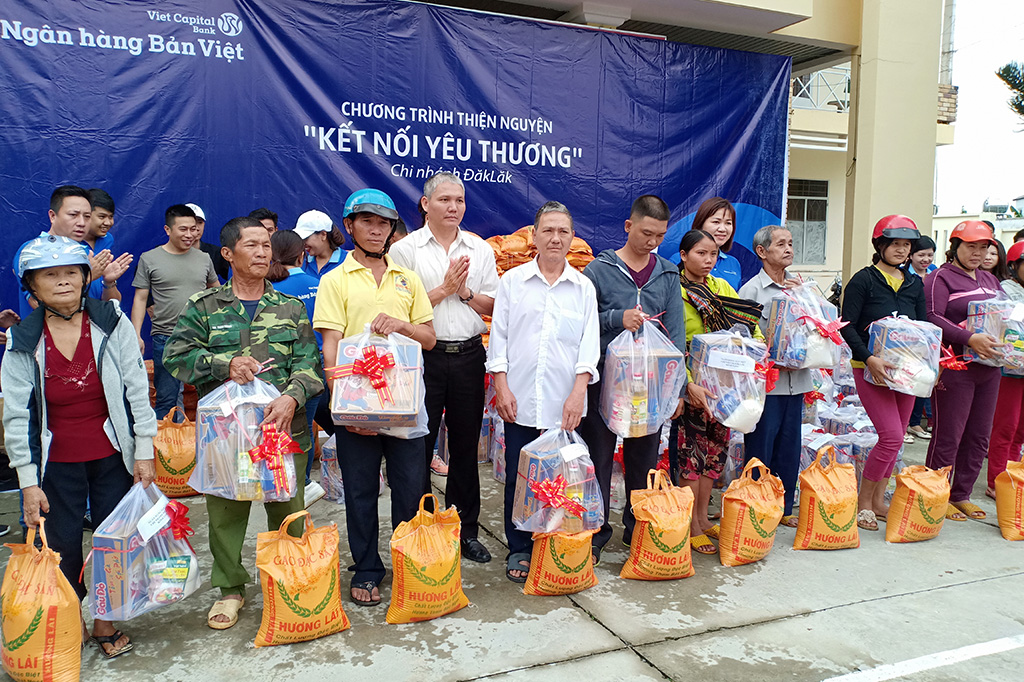 Tặng 400 suất quà tại huyện Lắk