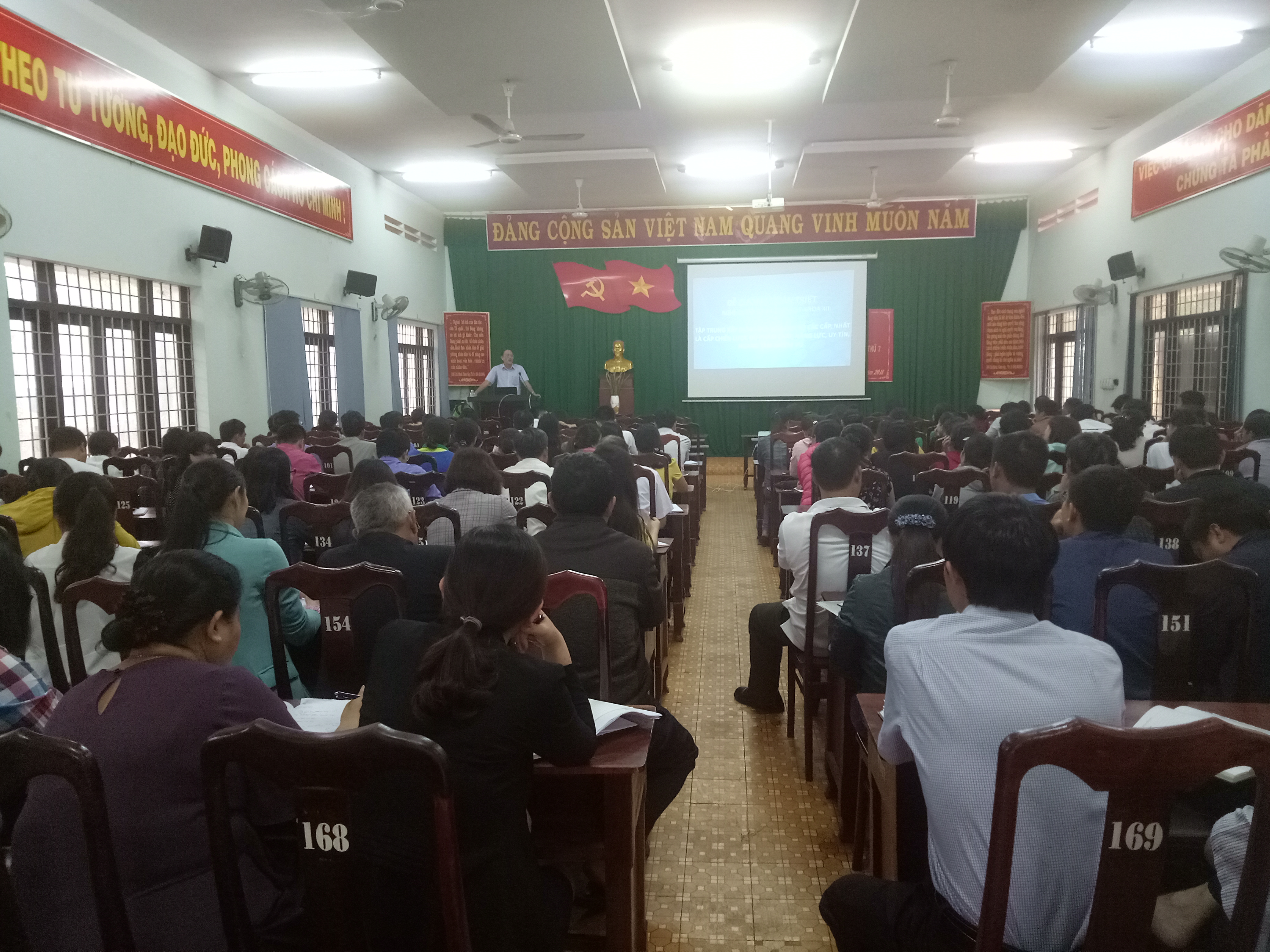 Huyện Cư M'gar tổ chức cho cán bộ, đảng viên, người lao động học tập Nghị quyết TW 7 khóa XII của Đảng