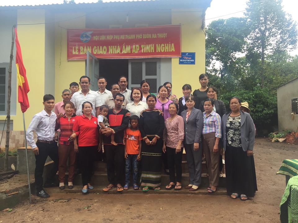 Hội LHPN thành phố Buôn Ma Thuột Lễ bàn giao nhà Ấm áp tình nghĩa