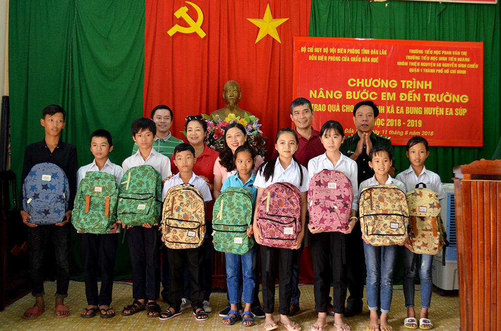 Lan tỏa chương trình “nâng bước em đến trường” tại vùng biên Đắk Lắk
