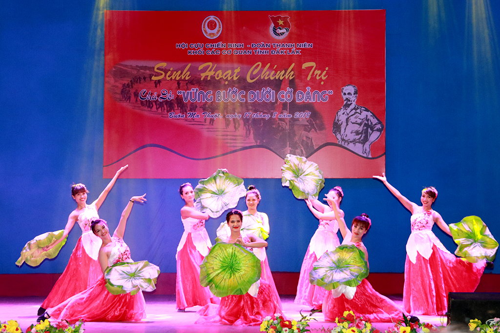 Chương trình sinh hoạt chính trị với chủ đề “Vững bước dưới cờ Đảng”