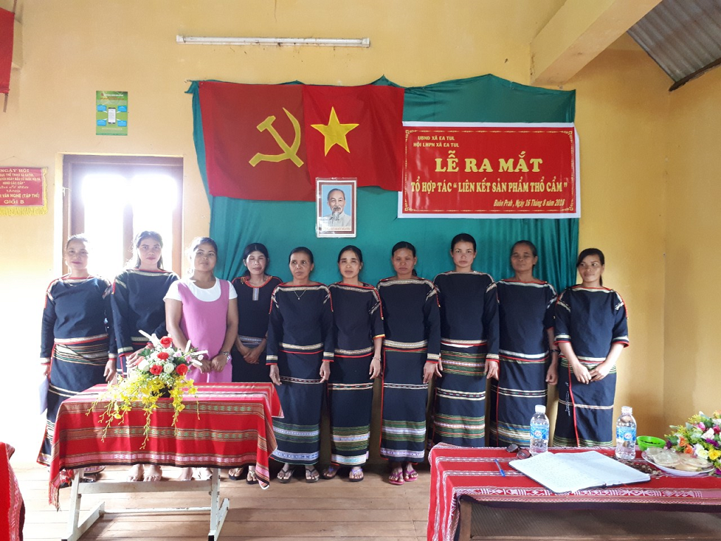 Hội Liên hiệp Phụ nữ huyện Cư M’gar  ra mắt “Tổ Hợp tác liên kết sản phẩm thổ cẩm”