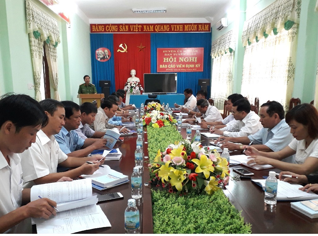 Hội nghị báo cáo viên Huyện ủy định kỳ