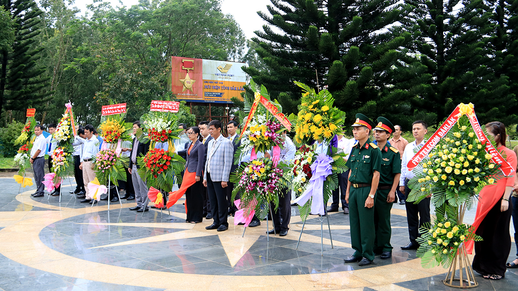 Ngành Thông tin và Truyền thông viếng Đài tưởng niệm các liệt sỹ Giao bưu – Thông tin liên lạc Tây Nguyên nhân kỷ niệm 73 năm Ngày truyền thống của ngành