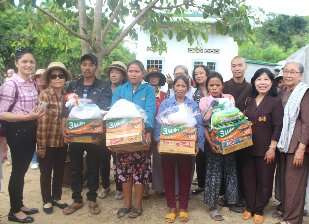 Tặng 30 suất quà cho các hộ nghèo có hoàn cảnh đặc biệt khó khăn