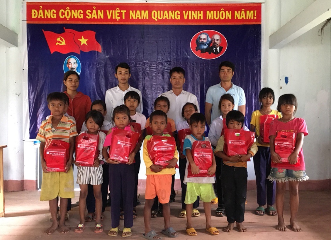 Agribank Đắk Lắk: Triển khai thực hiện công tác nắm tình hình nhân dân, thăm hỏi đồng bào buôn kết nghĩa và phối hợp tuyên truyền đảm bảo tình hình an ninh trật tự nhân dịp Lễ 2/9