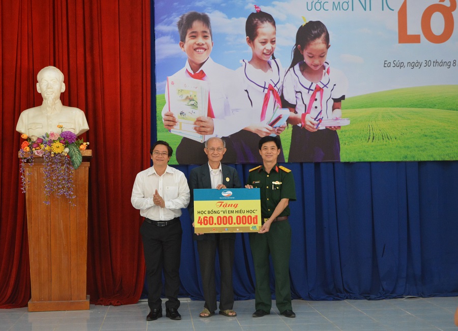 Sơ kết 4 năm triển khai chương trình khuyến học “Vì em hiếu học”và trao học bổng “Vì em hiếu học” năm  thứ 5