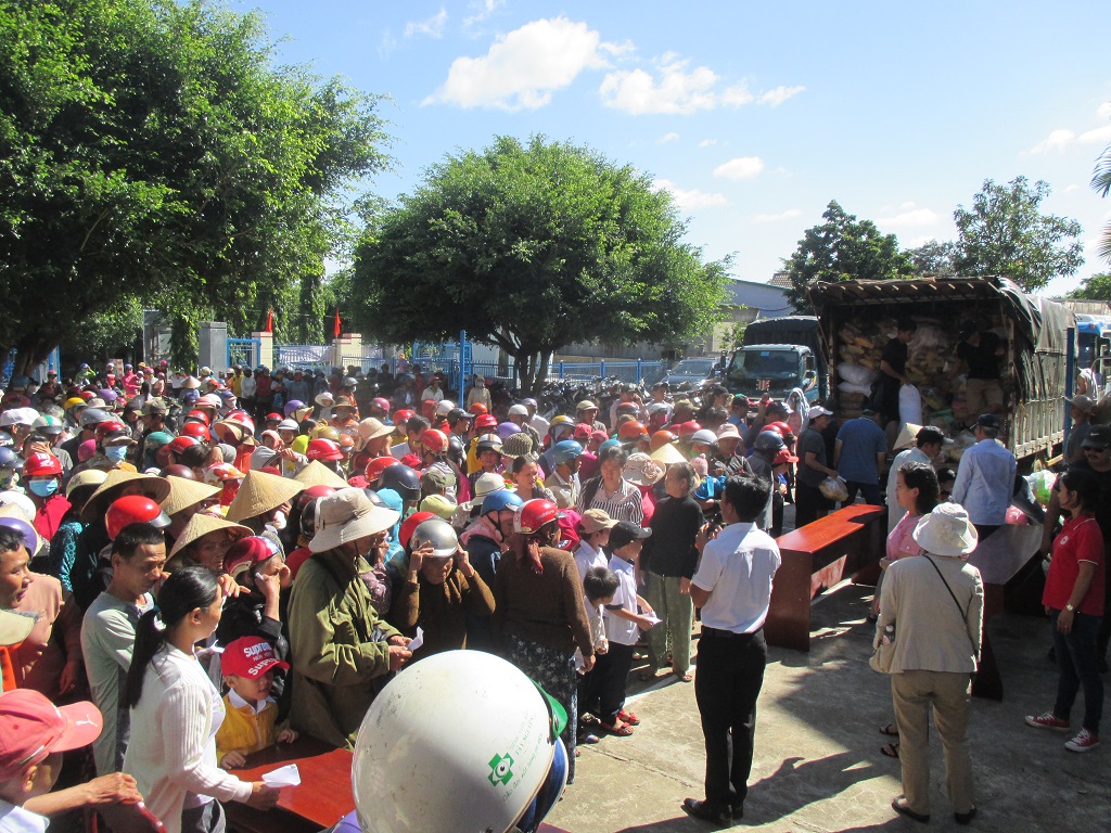 Trên 337 triệu đồng tiền quà đến với hộ nghèo và học sinh nghèo của huyện Krông Bông