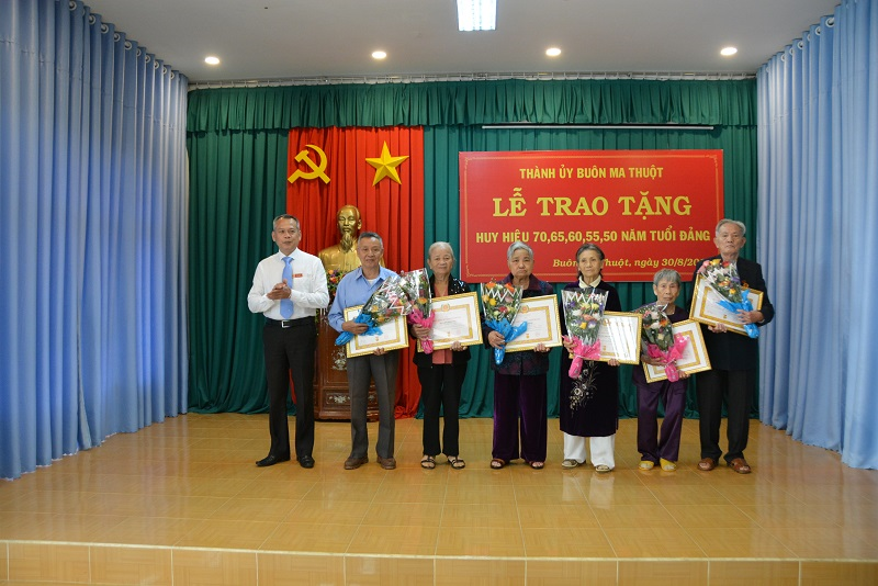 Thành ủy Buôn Ma Thuột long trọng tổ chức Lễ trao Huy hiệu Đảng cho 63 đảng viên đợt 2/9