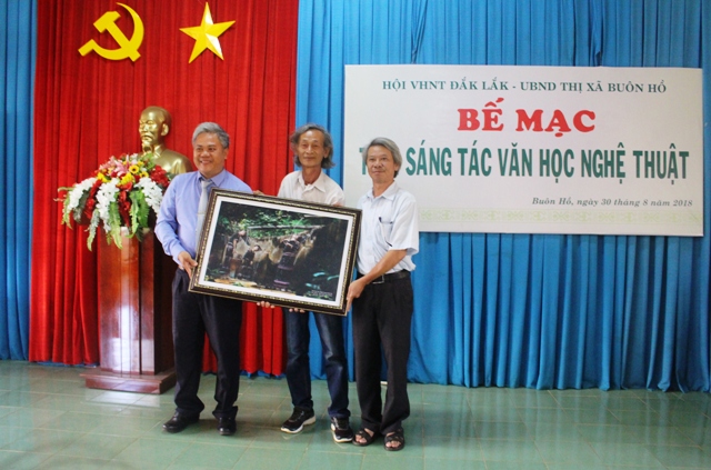 Bế mạc Trại sáng tác văn học nghệ thuật thị xã Buôn Hồ