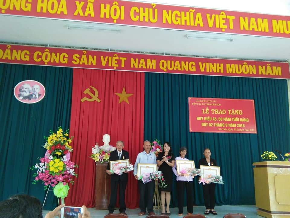 Huyện Lắk trao Huy hiệu Đảng nhân dịp 02/9