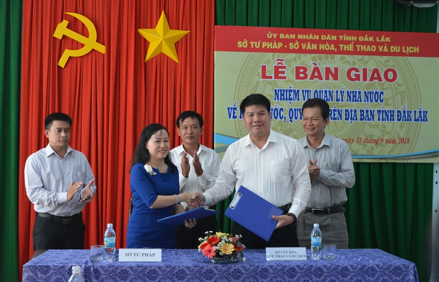 Lễ bàn giao nhiệm vụ quản lý nhà nước về hương ước, quy ước từ Sở Tư pháp sang Sở Văn hóa, Thể thao và Du lịch