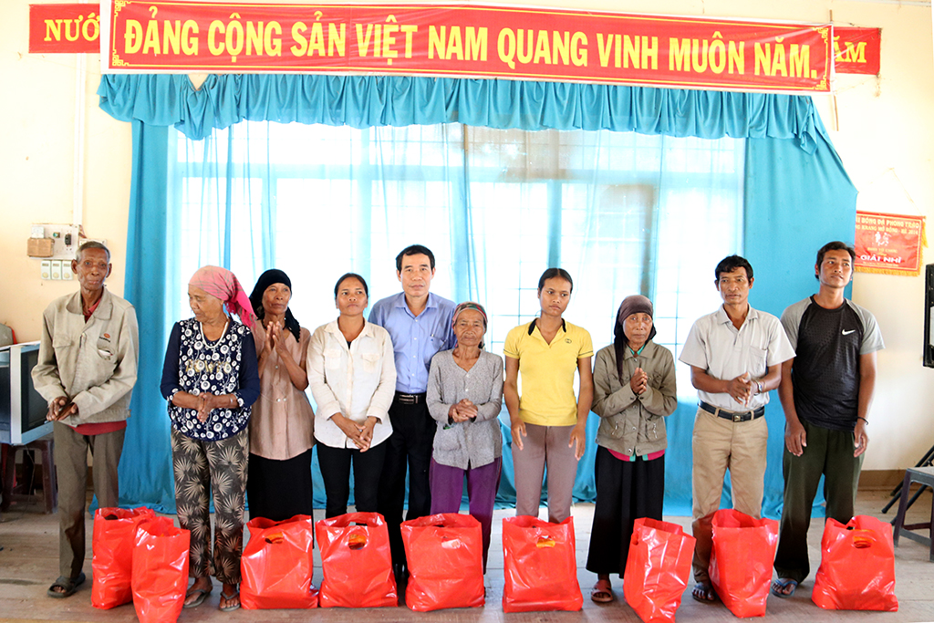 Sở Thông tin và Truyền thông thăm và tặng quà buôn kết nghĩa