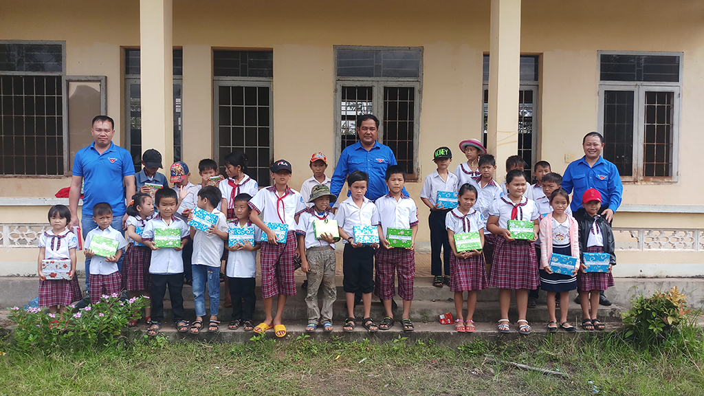 Thăm tặng quà cho học sinh có hoàn cảnh khó khăn nhân dịp năm học mới