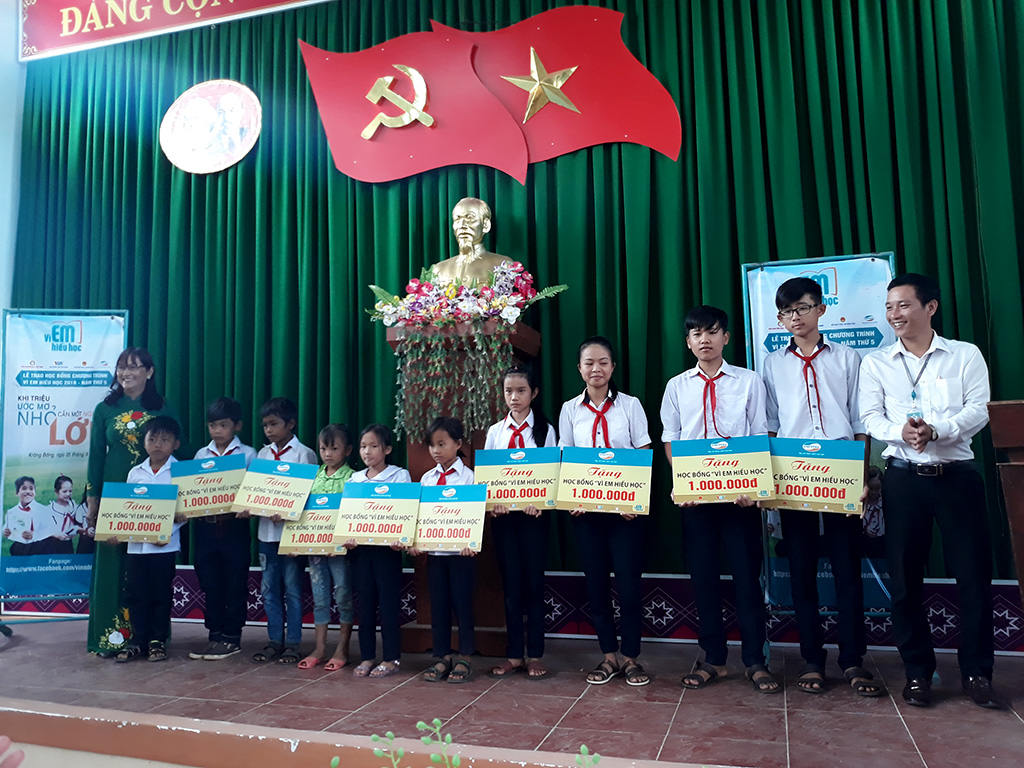 Lễ trao học bổng vì em hiếu học của Tập đoàn Công nghiệp- Viễn thông Quân đội Viettel