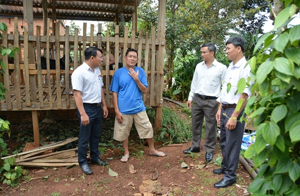 Trao tiền hỗ trợ phát triển kinh tế cho đảng viên Hoàng Văn Tâm, Buôn M’Duk, phường Ea Tam