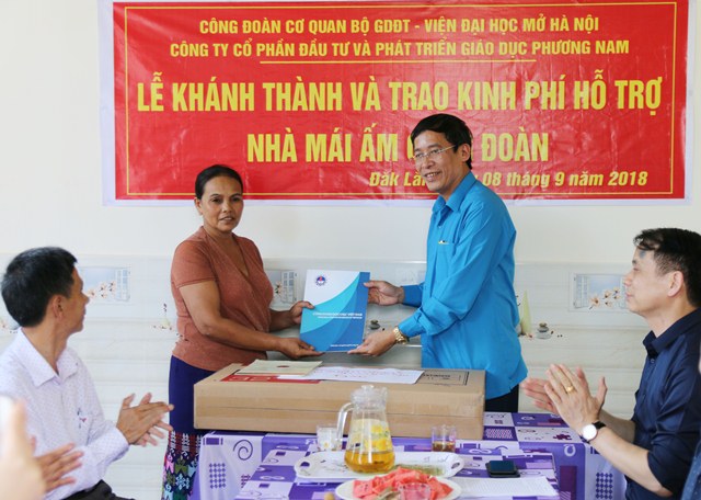 Khánh thành và trao kinh phí hỗ trợ nhà 