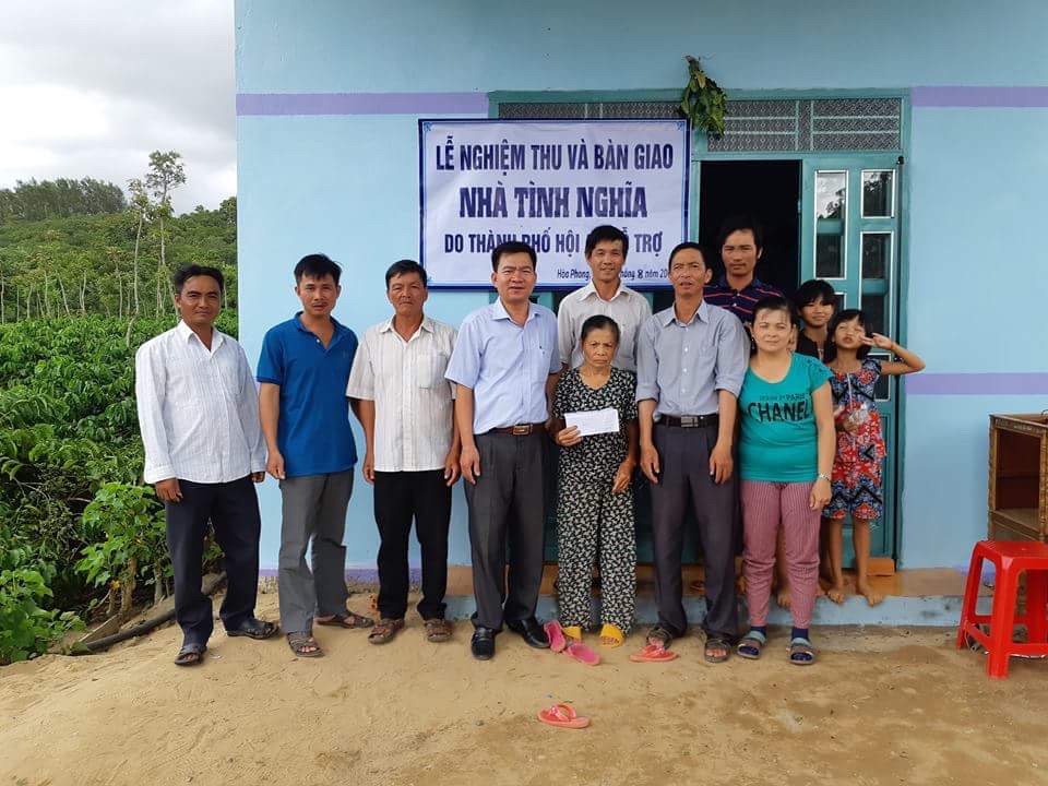 Trao tặng 10 nhà tình nghĩa cho hộ nghèo xã Hòa Phong, huyện Krông Bông