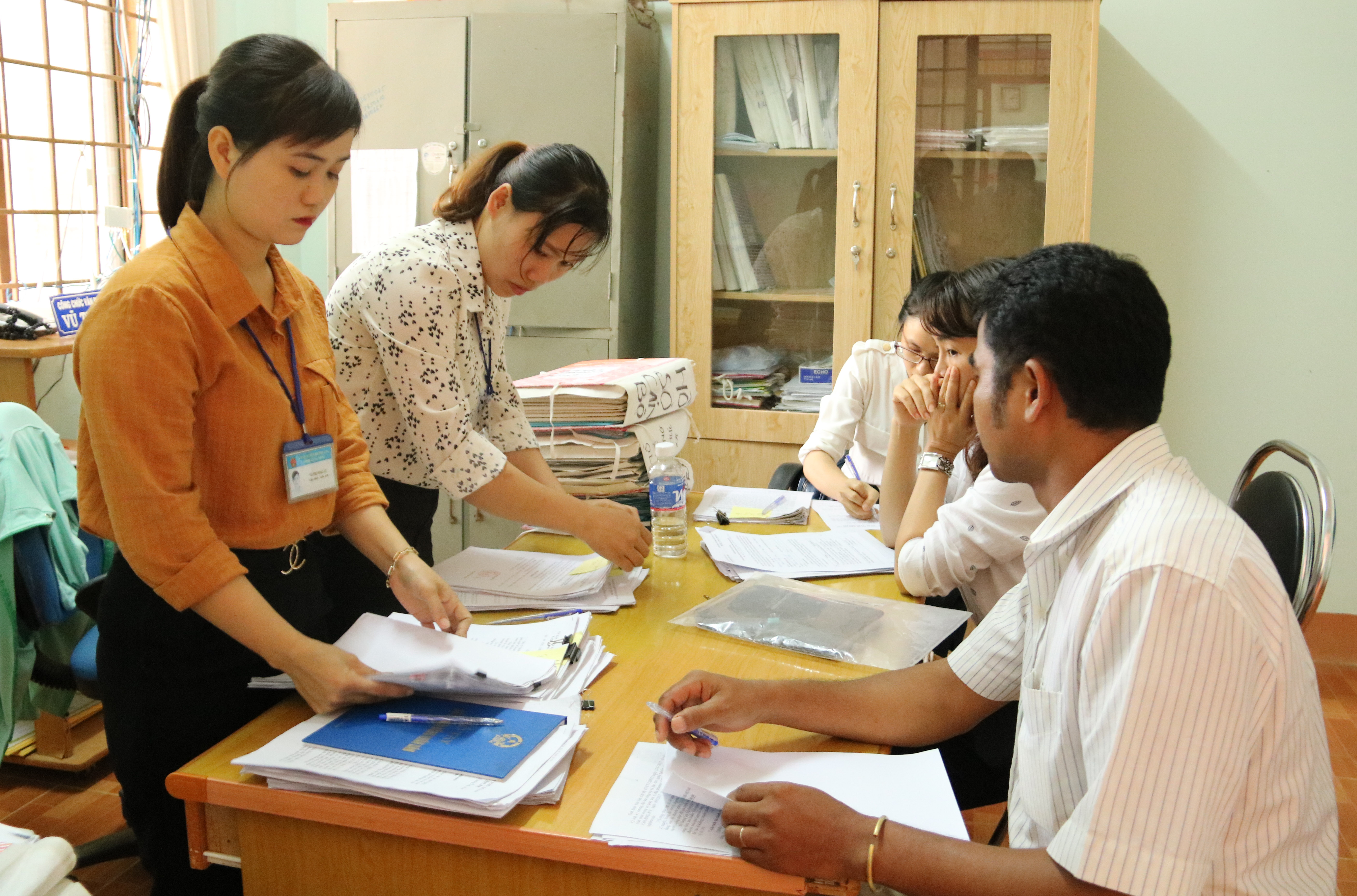 Kiểm tra công tác cải cách hành chính tại xã Dray Sáp và Ea Bông