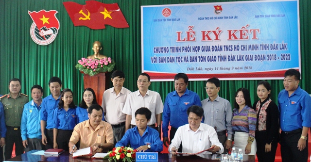 Ký kết chương trình phối hợp giữa Tỉnh đoàn với Ban Dân tộc và Ban Tôn giáo giai đoạn 2018-2022