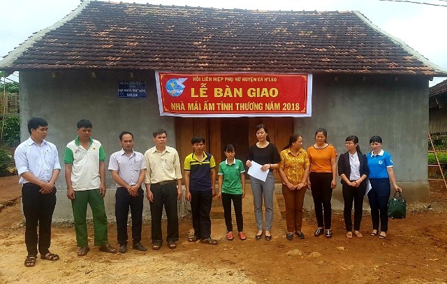 Hội liên hiệp Phụ nữ huyện Ea H’leo bàn giao nhà mái ấm tình thương cho hội viên nghèo.