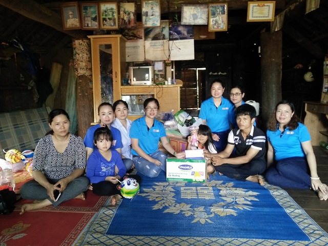 Ngân hàng BIDV Đắk Lắk  trao tiền và dê sinh sản hỗ trợ  6 chị em mồ côi tại buôn căn cứ