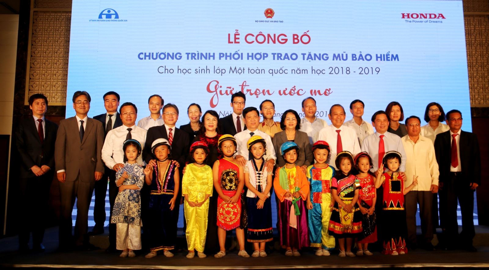 Triển khai Chương trình tặng Mũ bảo hiểm học sinh lớp Một năm học 2018 - 2019