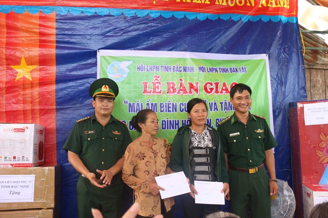 Bàn giao “mái ấm Biên cương” và tặng quà cho các gia đình khó khăn tại xã Ea Bung.