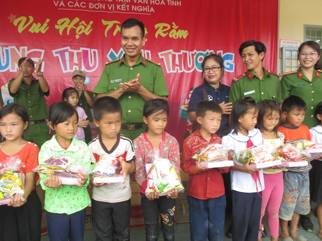 Trung thu sớm cho trẻ em vùng đặc biệt khó khăn