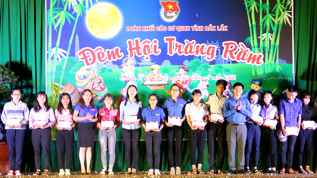 Trao 20 suất học bổng cho các học sinh, sinh viên có hoàn cảnh khó khăn, có thành tích cao trong học tập