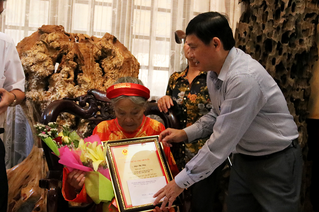 Lãnh đạo tỉnh thăm, tặng quà nhân Ngày quốc tế người cao tuổi (01/10)