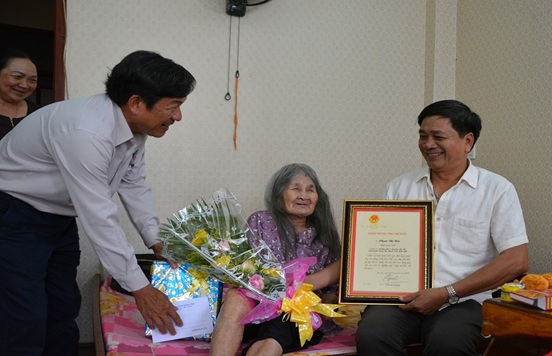 Thành phố Buôn Ma Thuột thăm, tặng quà người cao tuổi nhân ngày Quốc tế Người cao tuổi