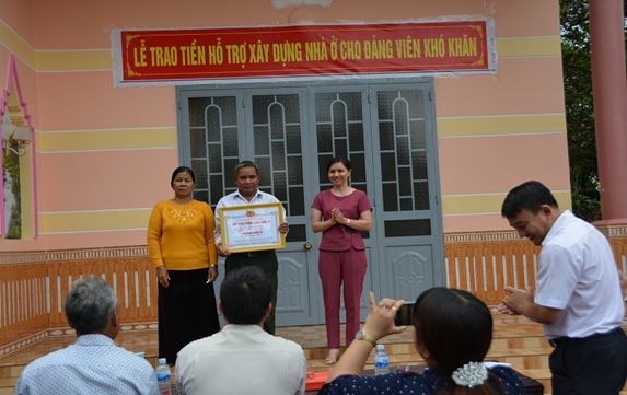 Thành phố Buôn Ma Thuột, trao tiền hỗ trợ xây nhà ở cho Đảng viên có hoàn cảnh khó khăn tại Buôn Cư Êbông, xã EaKao