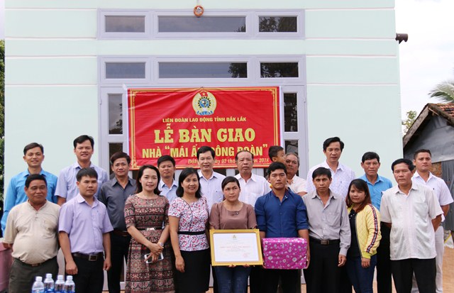 Liên đoàn Lao động tỉnh bàn giao nhà 