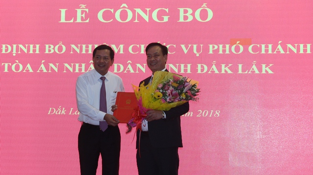 Công bố và trao quyết định bổ nhiệm chức vụ Phó Chánh án TAND tỉnh